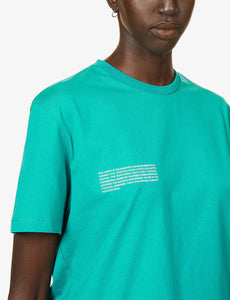 зеленая футболка